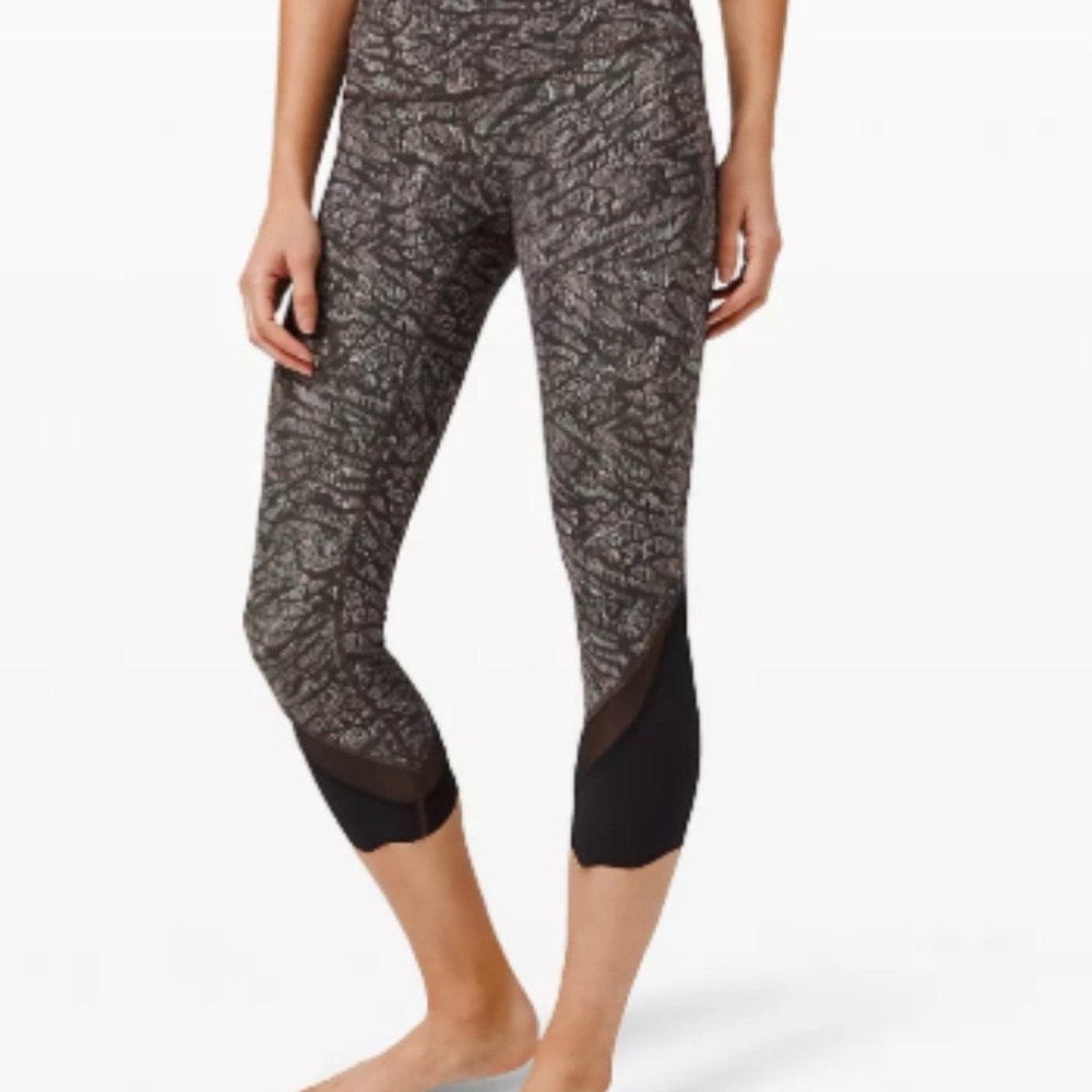 Patterned Women's Cropped Leggings